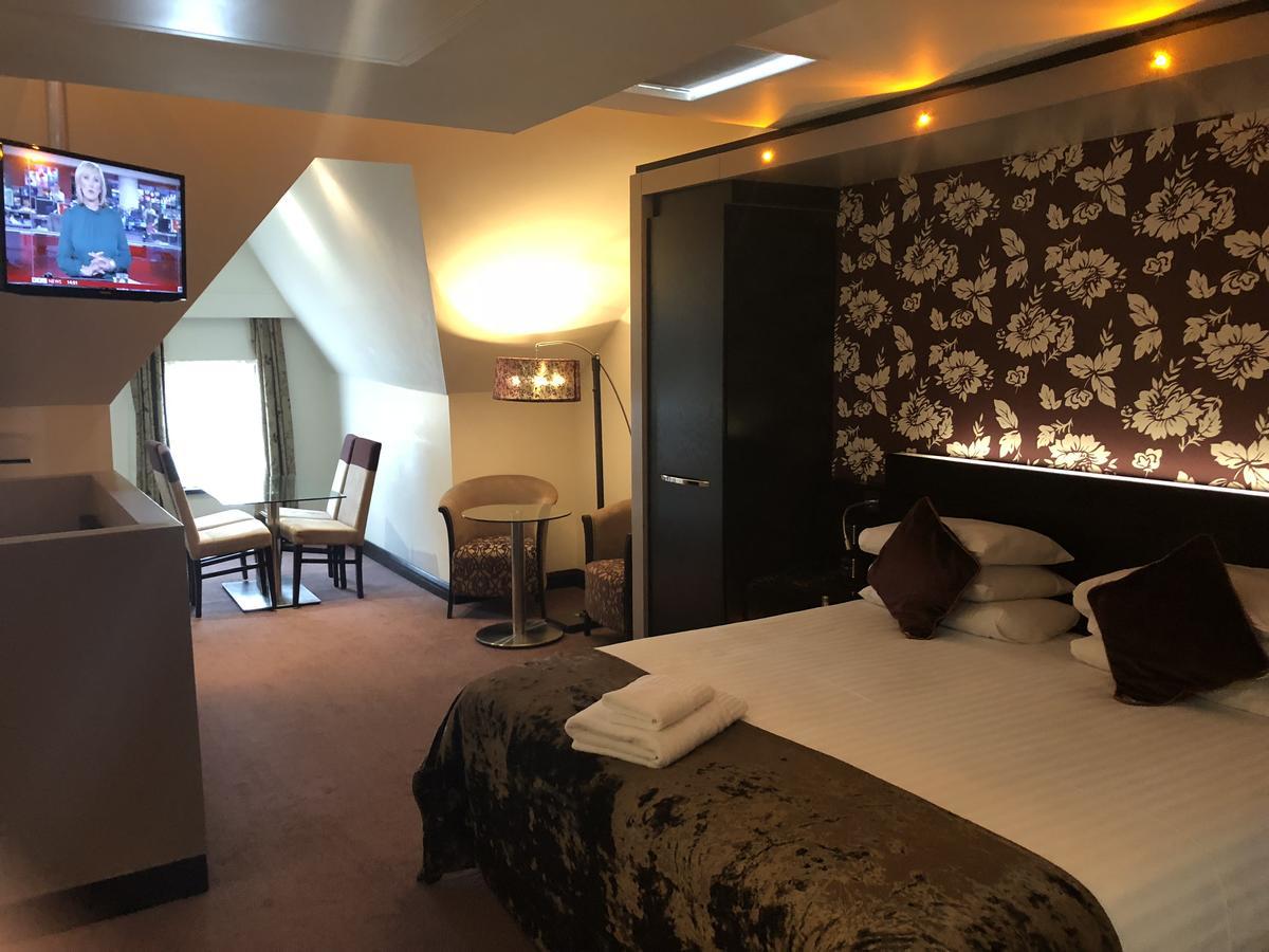 The Bluebell Hotel นีธ ภายนอก รูปภาพ