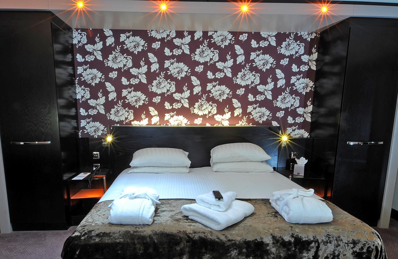 The Bluebell Hotel นีธ ภายนอก รูปภาพ